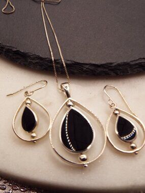 STERLING SILVER TEARDROP W/INNER SUSPENDED TEARDROP OF BLACK ONYX NECKLACE SET A